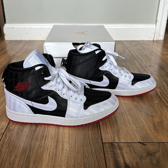 WMNS AIR JORDAN 1 MID SE - Picture 2 of 9